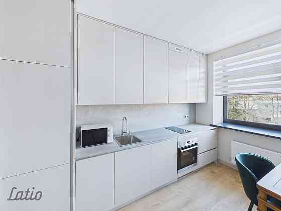 Izīrē 2 istabu dzīvokli  renovētā projektā Lielirbes ielā 9A. Dzīvoklis tikko pēc renovācijas  vēl n Rīga