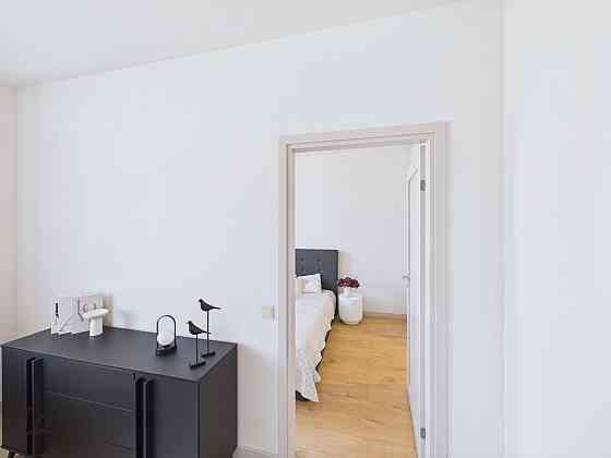 Izīrē 2 istabu dzīvokli  renovētā projektā Lielirbes ielā 9A. Dzīvoklis tikko pēc renovācijas  vēl n Rīga