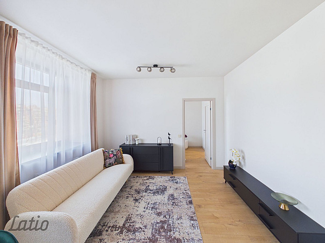 Izīrē 2 istabu dzīvokli  renovētā projektā Lielirbes ielā 9A. Dzīvoklis tikko pēc Rīga - foto 3