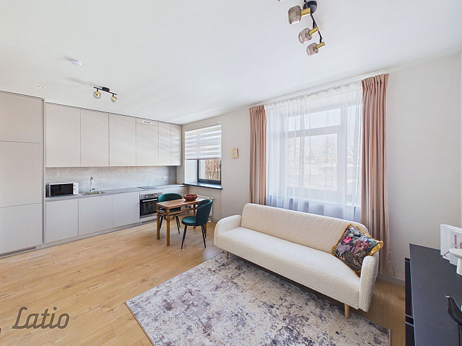 Izīrē 2 istabu dzīvokli  renovētā projektā Lielirbes ielā 9A. Dzīvoklis tikko pēc Rīga - foto 1