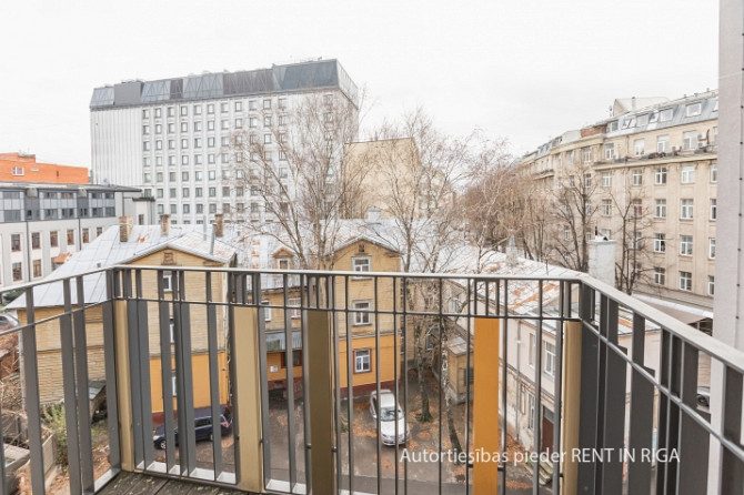 Tiek izīrēts interjera dizainera veidots 3-istabu dzīvoklis projektā Futuris, Rīgas klusajā Rīga - foto 5