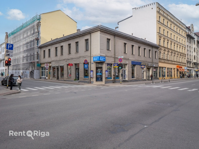 Tirdzniecības telpas centrā, Marijas ielā.  Šobrīd telpas ir sadalīts 3 mazos kabinetos. Iespējams t Рига - изображение 1