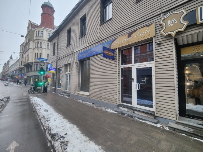 Tirdzniecības telpas centrā, Marijas ielā.  Šobrīd telpas ir sadalīts 3 mazos kabinetos. Iespējams t Рига - изображение 6