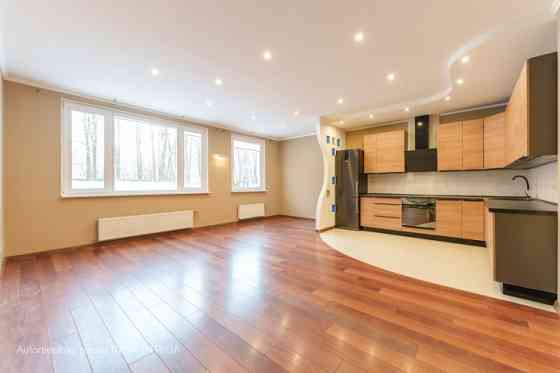 Продаётся 3-комнатная квартира в новом проекте, Югла  Предлагается просторная, Рига