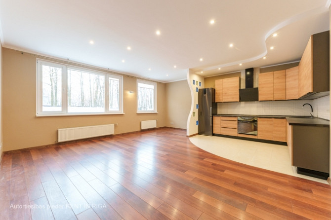 Продаётся 3-комнатная квартира в новом проекте, Югла  Предлагается просторная, Рига - изображение 2