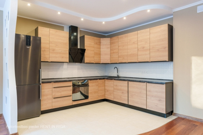 Продаётся 3-комнатная квартира в новом проекте, Югла  Предлагается просторная, Рига - изображение 3