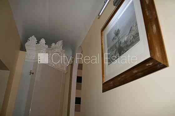 Здание во дворе, место для машины, вход со двора, лифт, застеклённая лоджия, окна Rīga