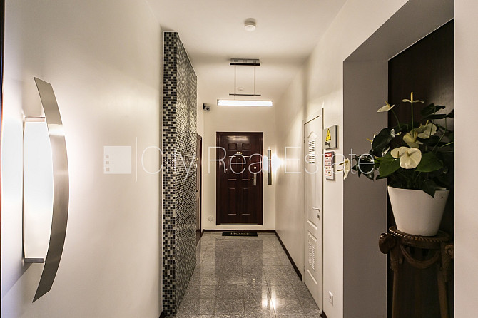 Pagalma ēka, vieta automašīnai, ieeja no pagalma, ir lifts, iestiklota lodžija, logi vērsti uz Rīga - foto 9