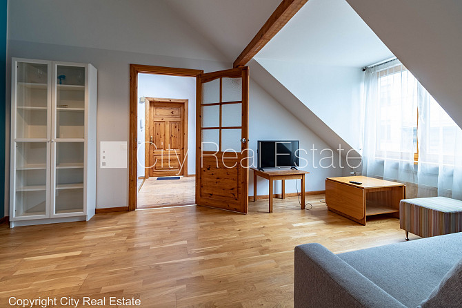 Fasādes māja, renovēta māja, ir lifts, kāpņu telpa pēc kapitālā remonta, logi vērsti uz Rīga - foto 15