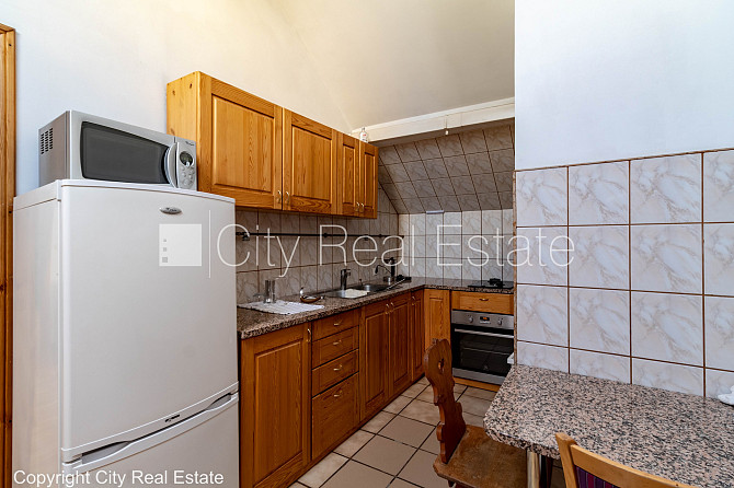 Fasādes māja, renovēta māja, ir lifts, kāpņu telpa pēc kapitālā remonta, logi vērsti uz Rīga - foto 18