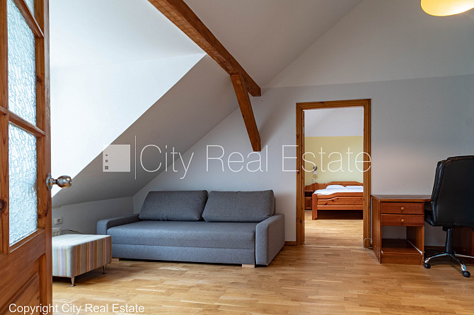 Fasādes māja, renovēta māja, ir lifts, kāpņu telpa pēc kapitālā remonta, logi vērsti uz Rīga - foto 9