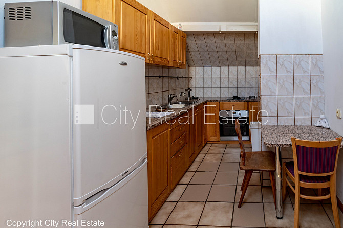 Pagalma ēka, bezmaksas stāvvieta pagalmā, studio tipa, virtuve apvienota ar istabu, elektriskā Rīga - foto 17