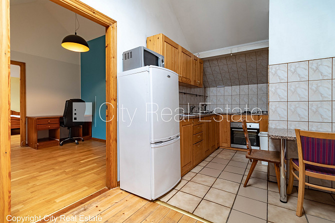 Pagalma ēka, bezmaksas stāvvieta pagalmā, studio tipa, virtuve apvienota ar istabu, elektriskā Rīga - foto 16