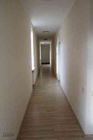 Tiek izīrēts dzīvoklis renovētā mājā pašā pilsētas centrā. Līdzās veikali, kafejnīcas, skolas, sport Rīga