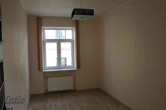 Tiek izīrēts dzīvoklis renovētā mājā pašā pilsētas centrā. Līdzās veikali, kafejnīcas, skolas, sport Rīga