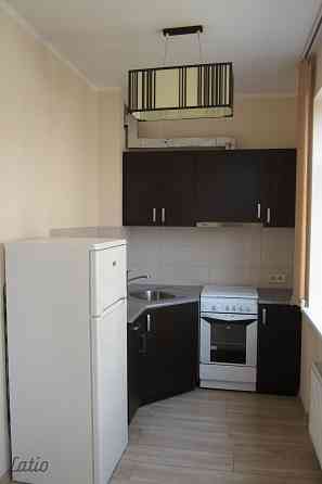 Tiek izīrēts dzīvoklis renovētā mājā pašā pilsētas centrā. Līdzās veikali, kafejnīcas, skolas, sport Rīga