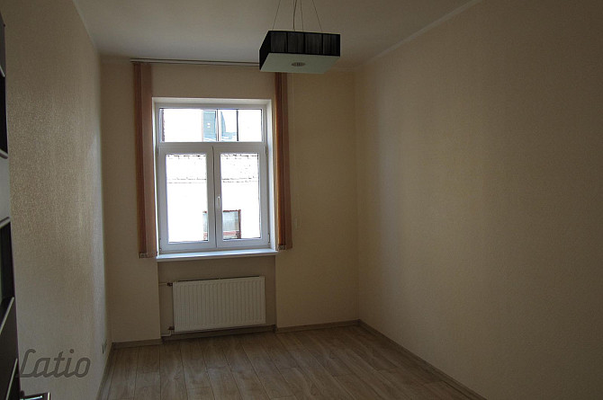 Tiek izīrēts dzīvoklis renovētā mājā pašā pilsētas centrā. Līdzās veikali, Rīga - foto 4