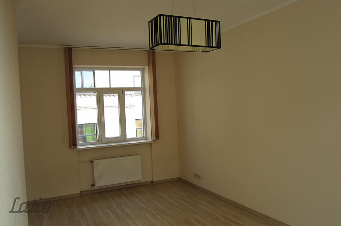 Tiek izīrēts dzīvoklis renovētā mājā pašā pilsētas centrā. Līdzās veikali, Rīga - foto 1