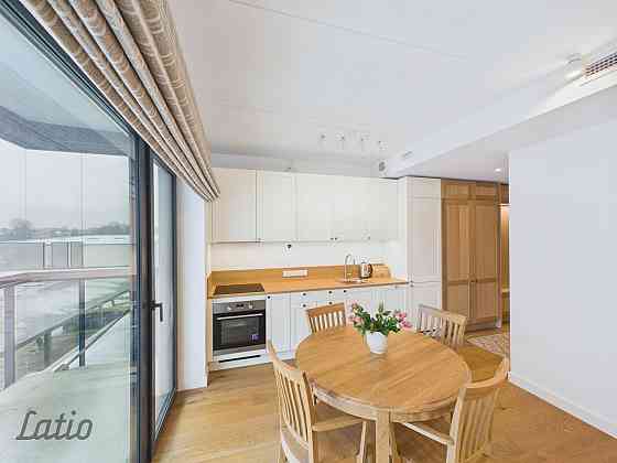 Pilnībā mēbelēts 2 istabu dzīvoklis īrei jaunajā KAMOS projektā.

Iznomā gaišu un modernu 2 istabu d Rīga