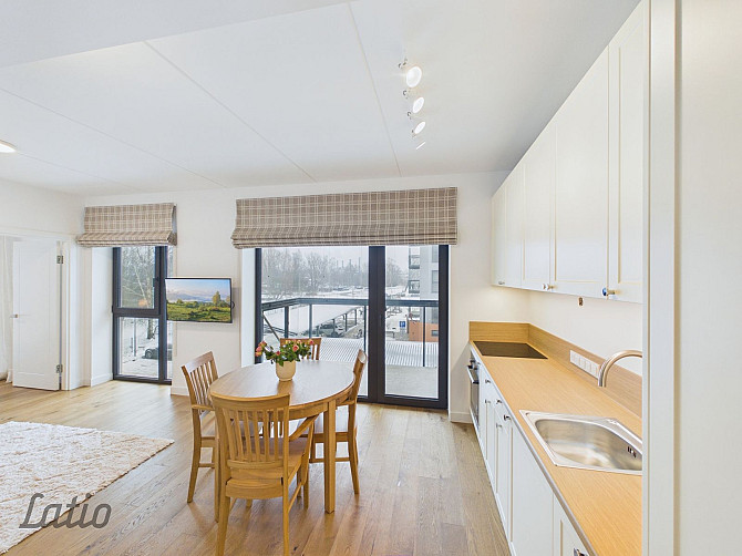 Pilnībā mēbelēts 2 istabu dzīvoklis īrei jaunajā KAMOS projektā.

Iznomā gaišu un modernu 2 istabu d Рига - изображение 2