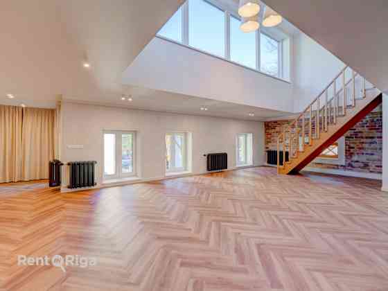 Renovēts dzīvoklis ar terasi ko var pielāgot kā brīnišķīga biroja telpas.   Dzīvoklis atrodas klusa  Rīga