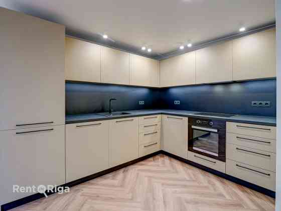 Renovēts dzīvoklis ar terasi ko var pielāgot kā brīnišķīga biroja telpas.   Dzīvoklis atrodas klusa  Rīga