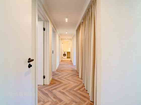 Renovēts dzīvoklis ar terasi ko var pielāgot kā brīnišķīga biroja telpas.   Dzīvoklis atrodas klusa  Rīga