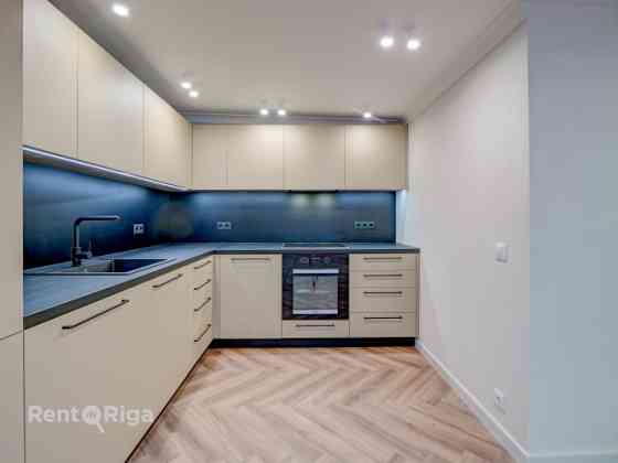 Renovēts dzīvoklis ar terasi ko var pielāgot kā brīnišķīga biroja telpas.   Dzīvoklis atrodas klusa  Rīga