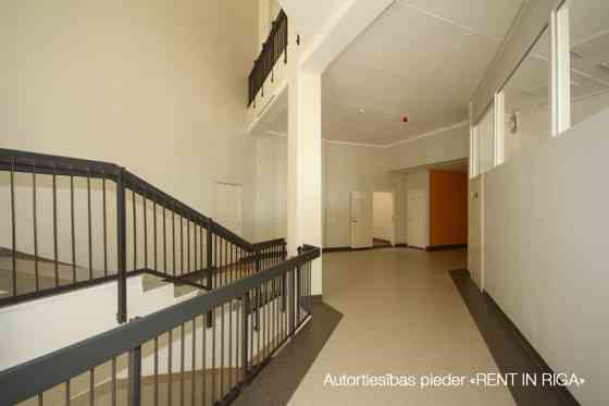 Помещение с раковиной на Югле, Бривибас гатве 403.  Помещение может быть Рига