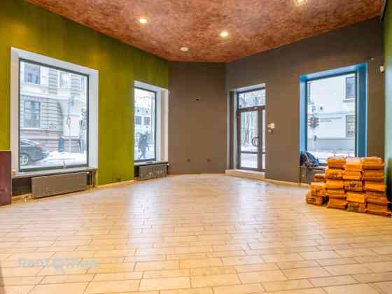 Коммерческие помещения в отличном месте!  Вход с фасада в торговое помещение с Рига