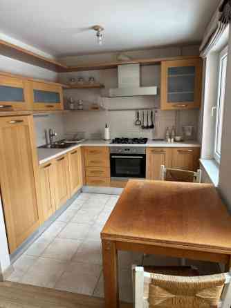 Izīrē gaišu 3 istabu dzīvokli!  Ienākot dzīvoklī ir neliels priekšnams, kuram seko viesistaba, kas a Rīga