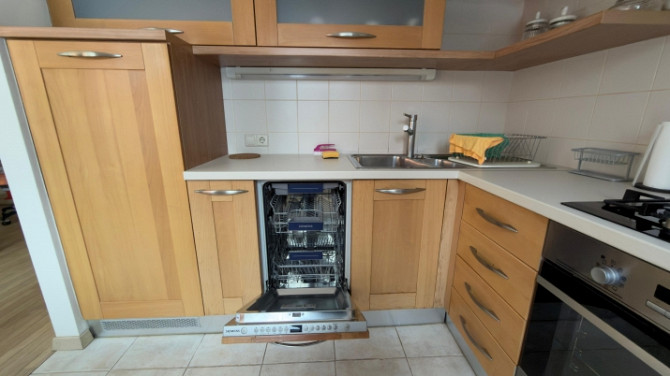 Izīrē gaišu 3 istabu dzīvokli!  Ienākot dzīvoklī ir neliels priekšnams, kuram seko viesistaba, kas a Рига - изображение 5