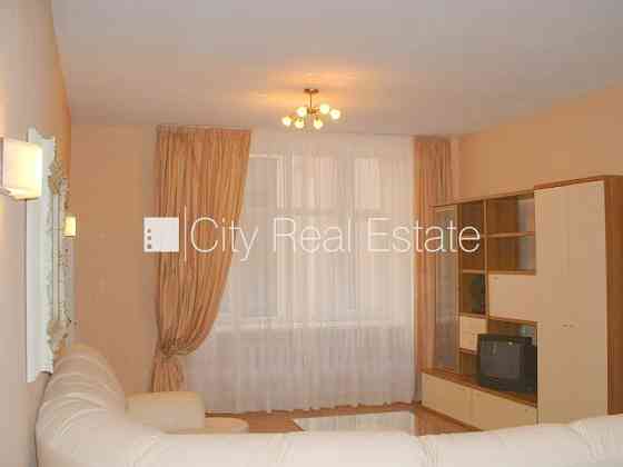 Фасадный дом, реновированный дом, место для машины, вход с улицы, окна выходят в Rīga