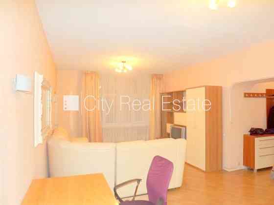 Фасадный дом, реновированный дом, место для машины, вход с улицы, окна выходят в Rīga