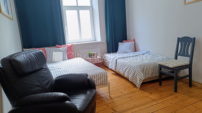 Fasādes māja, renovēta māja, fasāde ar dekoratīvo apmetumu, slēgts pagalms, kāpņu telpa Rīga - foto 9