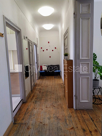 Fasādes māja, renovēta māja, fasāde ar dekoratīvo apmetumu, slēgts pagalms, kāpņu telpa Rīga - foto 11