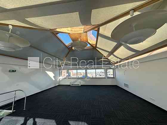 Реновированный дом, фасад с декоративной штукатуркой, закрытый двор, балкон 2 м2, Rīga