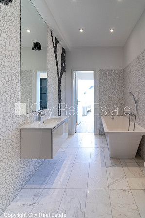 Labiekārtots apzaļumots pagalms, pazemes autostāvvieta, pagalmā bērnu spēļu laukums, divas Jūrmala - foto 10