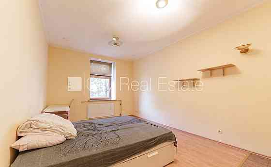 Фасадный дом, вход с улицы, лифт, окна выходят во двор, окна выходят на улицу, Рига