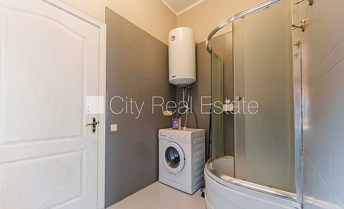 Фасадный дом, вход с улицы, лифт, окна выходят во двор, окна выходят на улицу, Рига - изображение 10