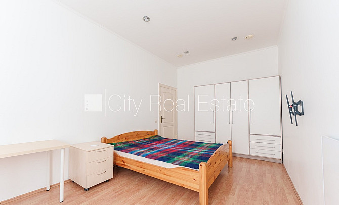 Фасадный дом, вход с улицы, лифт, окна выходят во двор, окна выходят на улицу, Рига - изображение 1