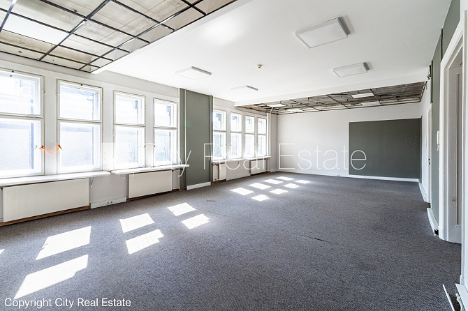 Фасадный дом, реновированный дом, вход с улицы, лестничная клетка после Рига - изображение 15