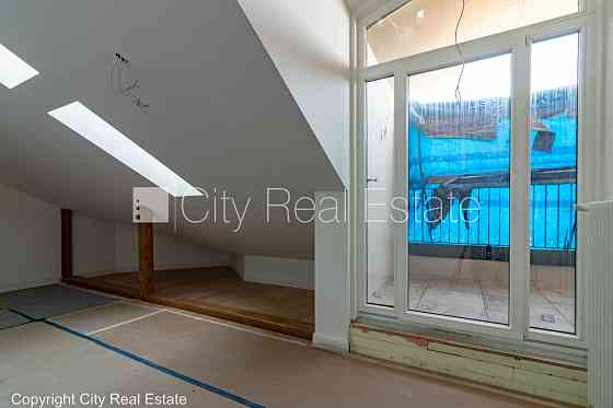 Фасадный дом, реновированный дом, вход с улицы, лифт, лестничная клетка после Рига