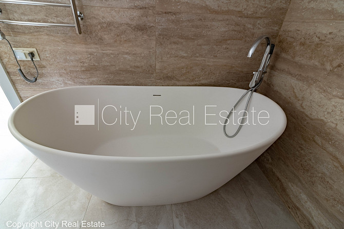 Фасадный дом, реновированный дом, вход с улицы, лифт, лестничная клетка после Рига - изображение 10