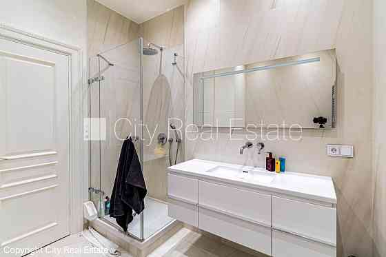 Земля в собственности, фасадный дом, вход с улицы, лифт, лестничная клетка после Rīgas rajons