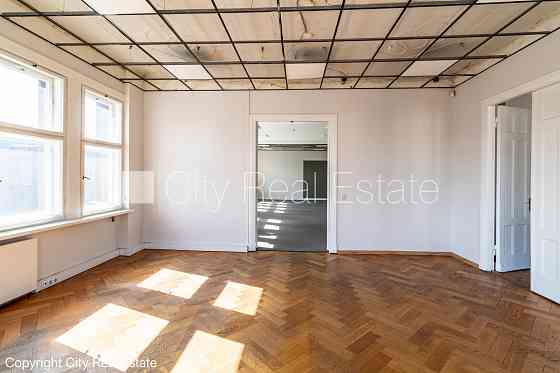 Фасадный дом, реновированный дом, вход с улицы, лифт, лестничная клетка после Рига