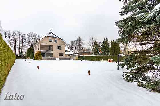 Pārdod plašu, kvalitatīvi būvētu un pilnībā aprīkotu trīs stāvu māju ar pārdomātu plānojumu un augst Rīga