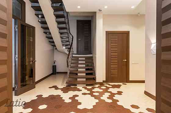 Pārdod plašu, kvalitatīvi būvētu un pilnībā aprīkotu trīs stāvu māju ar pārdomātu plānojumu un augst Rīga