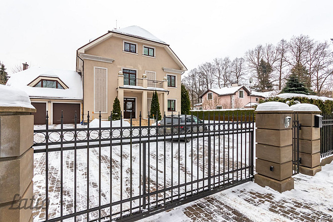 Pārdod plašu, kvalitatīvi būvētu un pilnībā aprīkotu trīs stāvu māju ar pārdomātu Rīga - foto 1