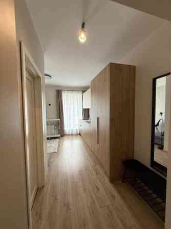 Ilgtermiņa īrei pieejams studio tipa dzīvoklis.  Pārdomāts dzīvokļa plānojums, kas sastāv no koridor Рига